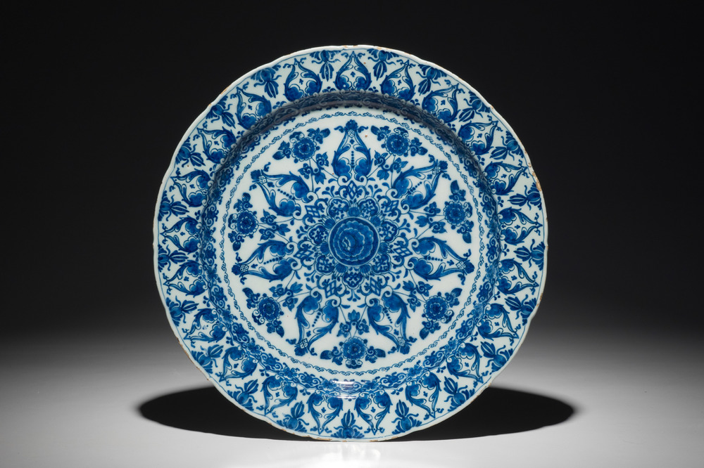 Un plat en fa&iuml;ence de Delft bleu et blanc &agrave; d&eacute;cor ornamental, 1&egrave;re moiti&eacute; du 18&egrave;me