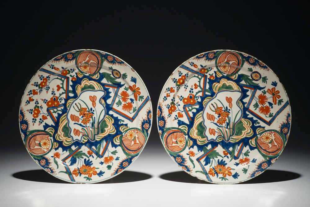 Une paire d'assiettes en fa&iuml;ence polychrome de Delft &agrave; d&eacute;cor &quot;au tonnerre&quot;, 2&egrave;me moiti&eacute; du 17&egrave;me