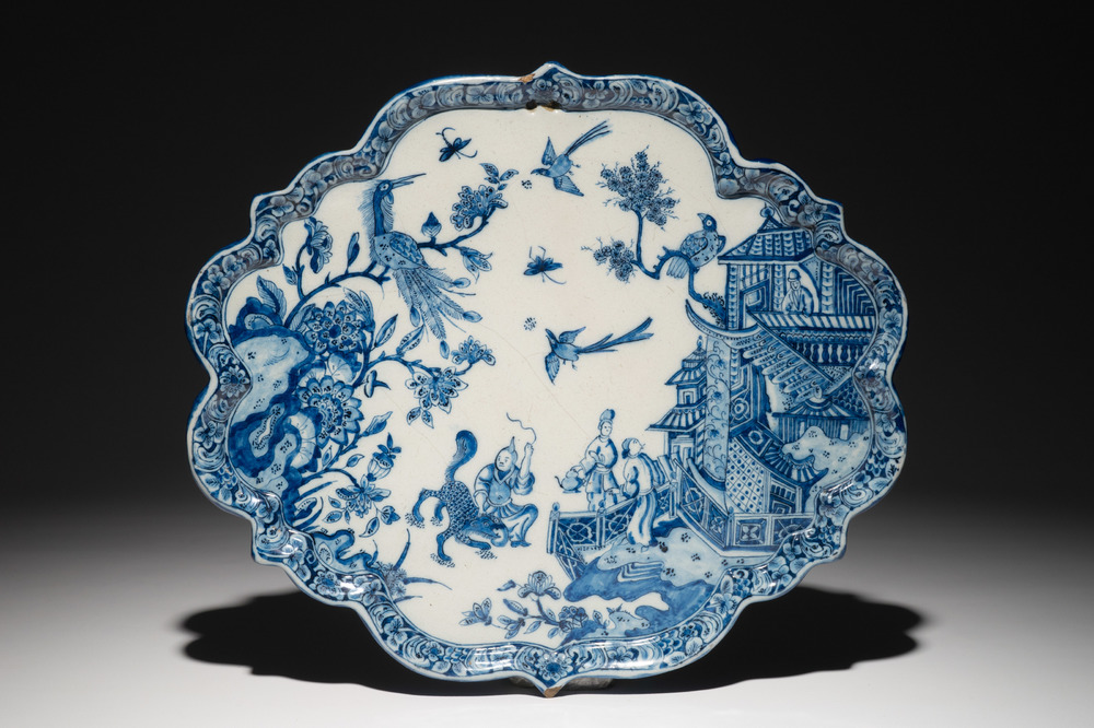 Une plaque en fa&iuml;ence de Delft bleu et blanc &agrave; d&eacute;cor de chinoiserie, 1&egrave;re moiti&eacute; du 18&egrave;me