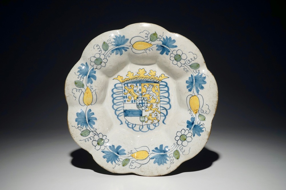 Un plat en fa&iuml;ence de Delft polychrome &agrave; l&rsquo;&eacute;cusson d'Orange-Nassau, 2&egrave;me moiti&eacute; du 17&egrave;me