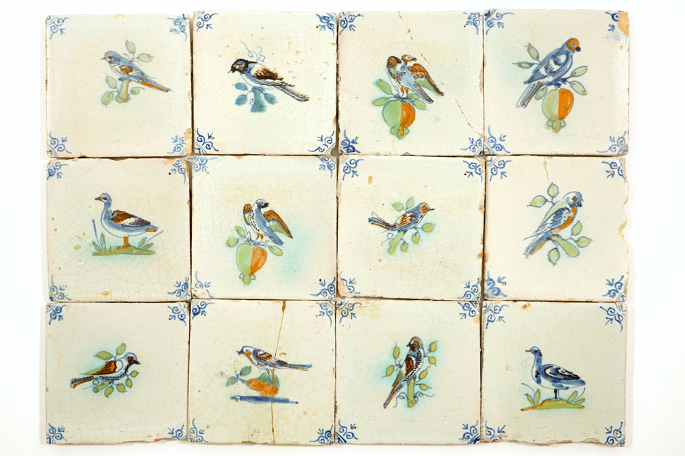 Douze carreaux en fa&iuml;ence de Delft polcyhrome aux oiseaux, 17&egrave;me