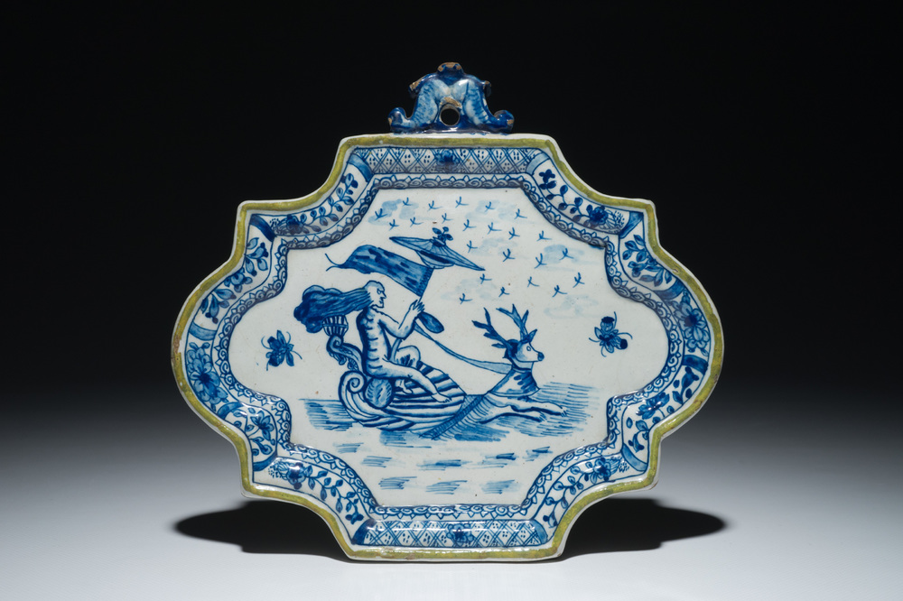 Een blauwwitte Delftse plaquette met mythologisch decor, 18e eeuw