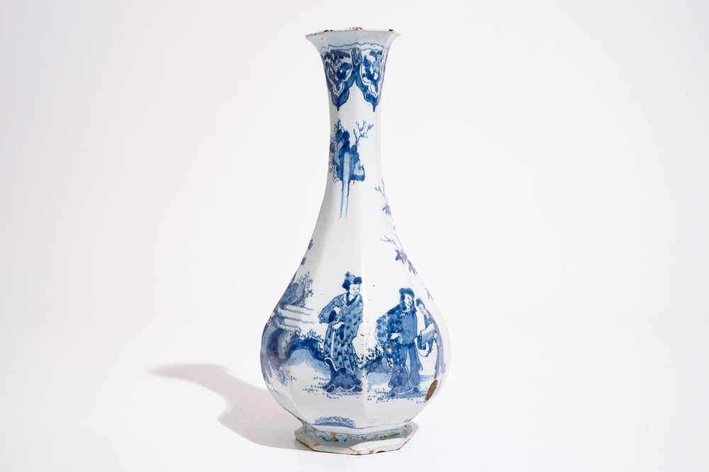 Een blauwwitte flesvormige chinoiserie vaas in Delftse stijl, Frankfurt of Nevers, 17e eeuw