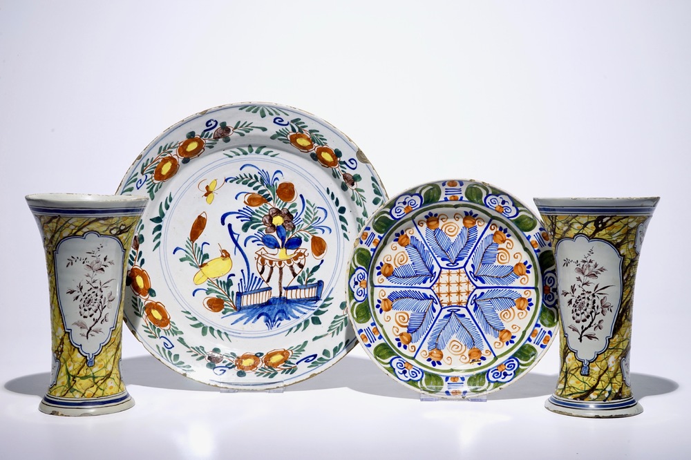 Une paire de vases et deux plats en fa&iuml;ence de Delft polychrome, 18&egrave;me