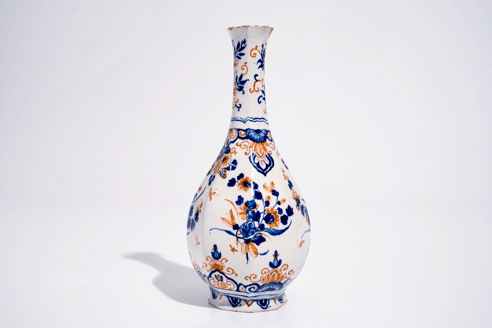 A Dutch Delft bottle vase with a floral chinoiserie design in red and blue, 1st half 18th C.