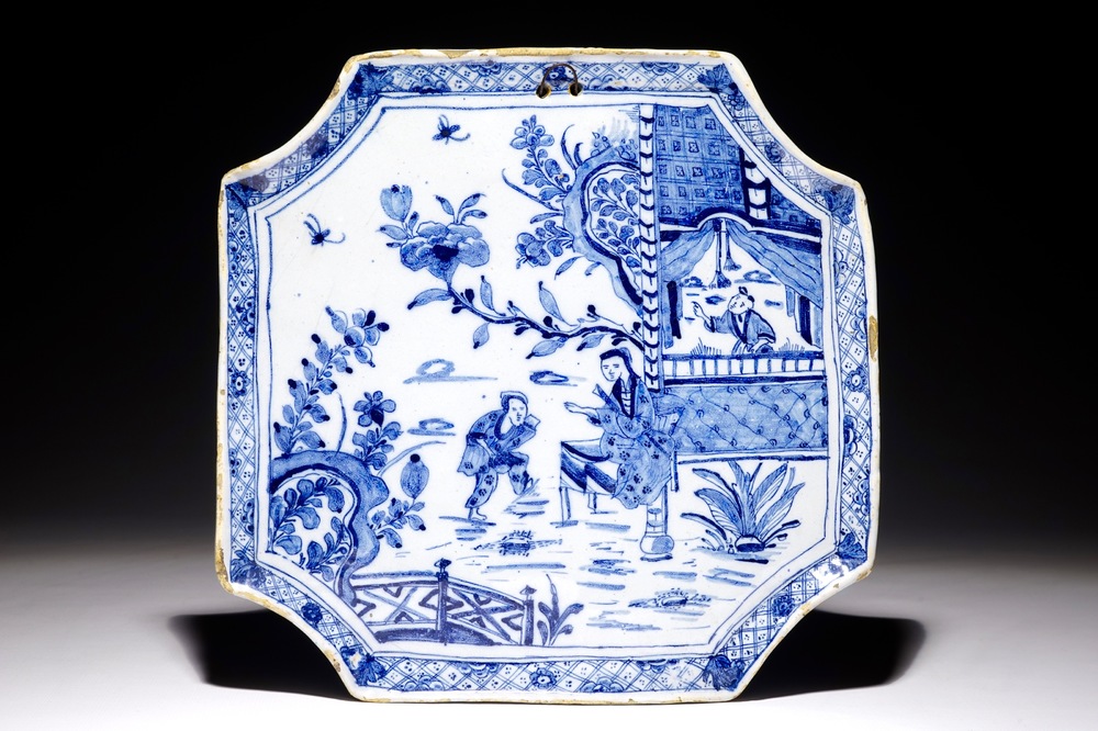 Een blauwwitte Delftse plaquette met chinoiserie decor, 18e eeuw