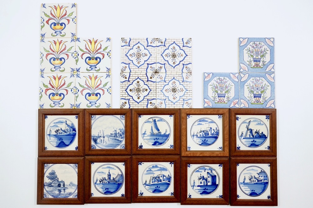 Een lot van 22 diverse polychrome en blauwwitte Delftse tegels, 19e eeuw