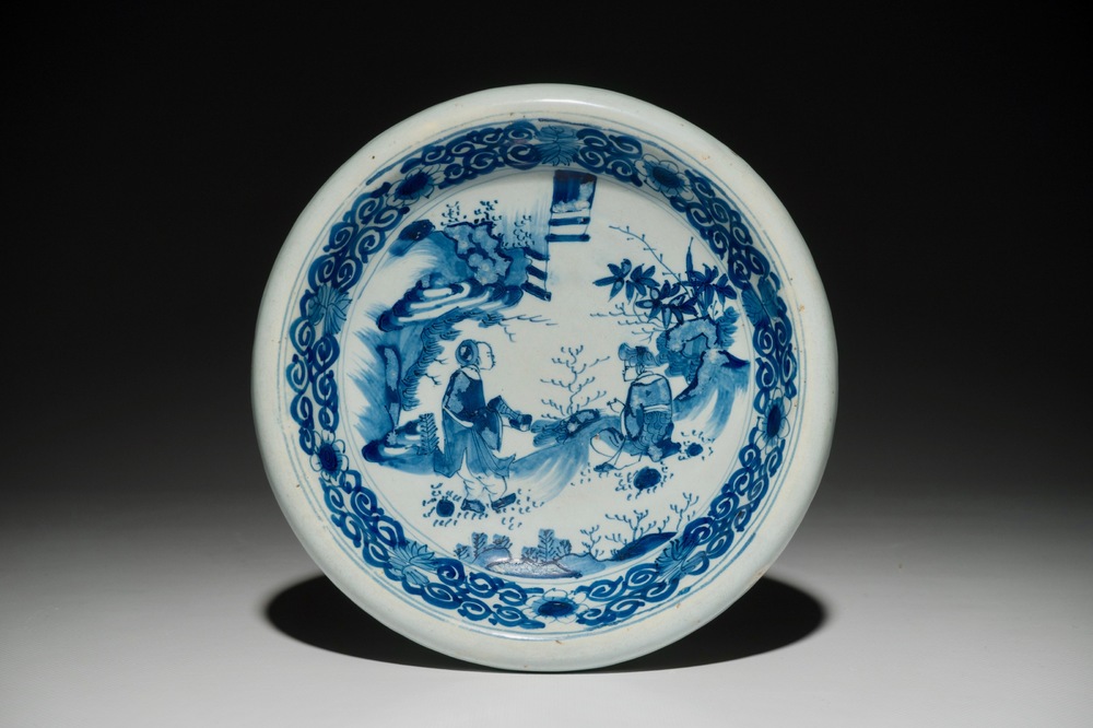 Een blauwwitte ondiepe kom met chinoiserie decor, Nevers, Frankrijk, 2e helft 17e eeuw