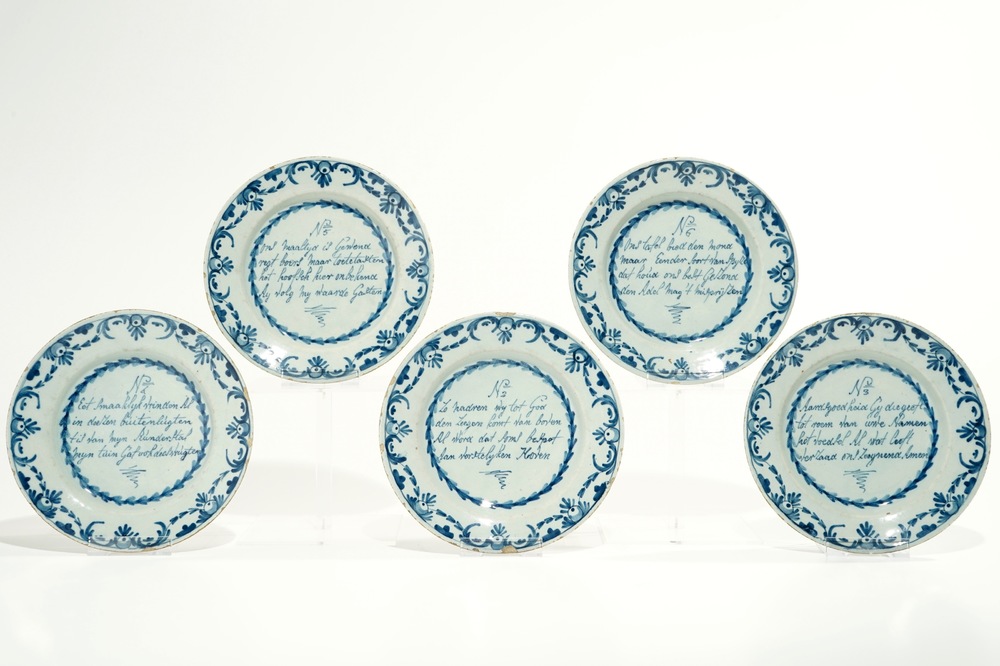 Cinq assiettes parlantes en fa&iuml;ence de Delft bleu et blanc, 18&egrave;me