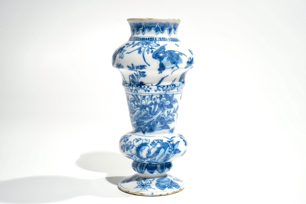 Een blauwwitte Delftse chinoiserie vaas, 2e helft 17e eeuw