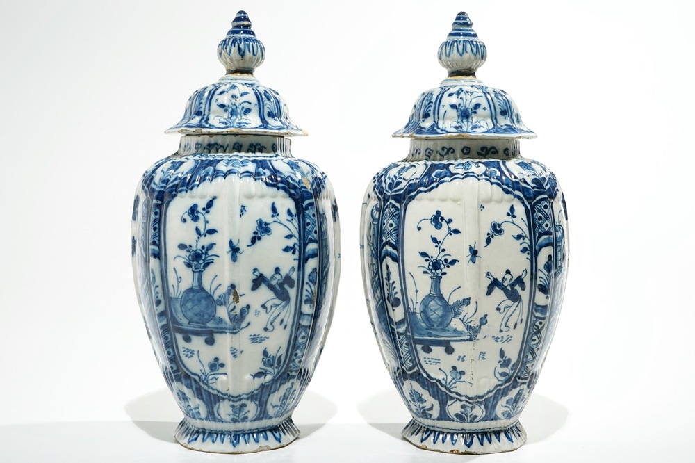 Een paar blauwwitte Delftse chinoiserie dekselvazen, 18e eeuw