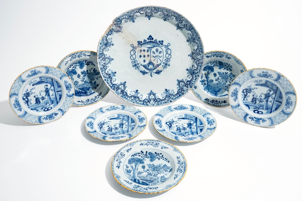 Sept assiettes et un grand plat armori&eacute; en fa&iuml;ence de Delft bleu et blanc, 17/18&egrave;me