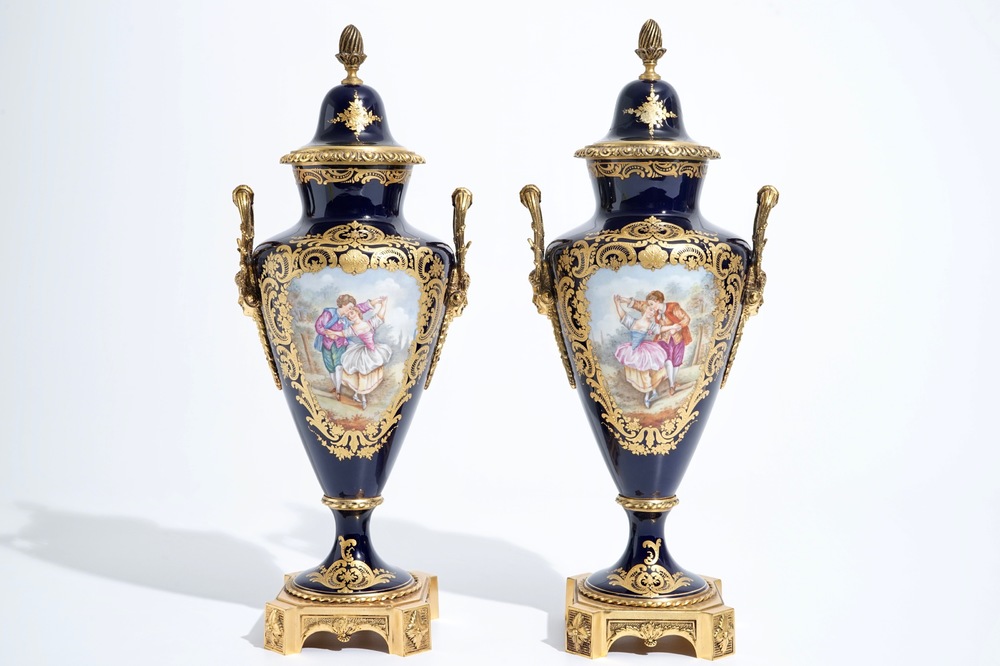 Une paire de vases couverts en porcelaine dans le style de S&egrave;vres, 19/20&egrave;me