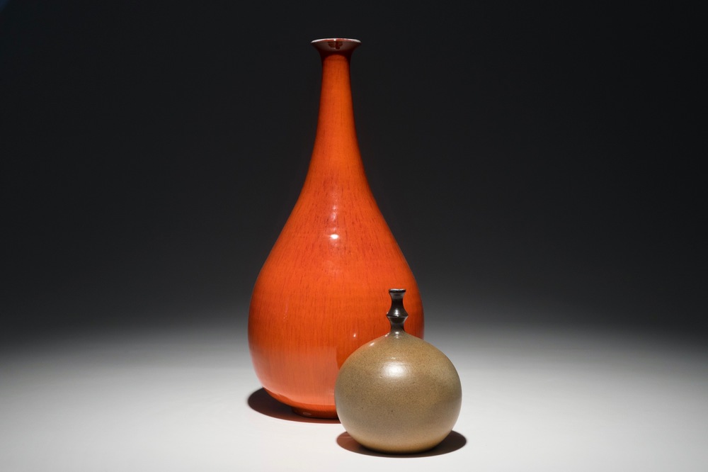 Verlating helper Wirwar Een modernistische flesvormige vaas met rood druipglazuur en een bruin  bolvaasje, wellicht Amphora, 2e helft 20e eeuw - Rob Michiels Auctions