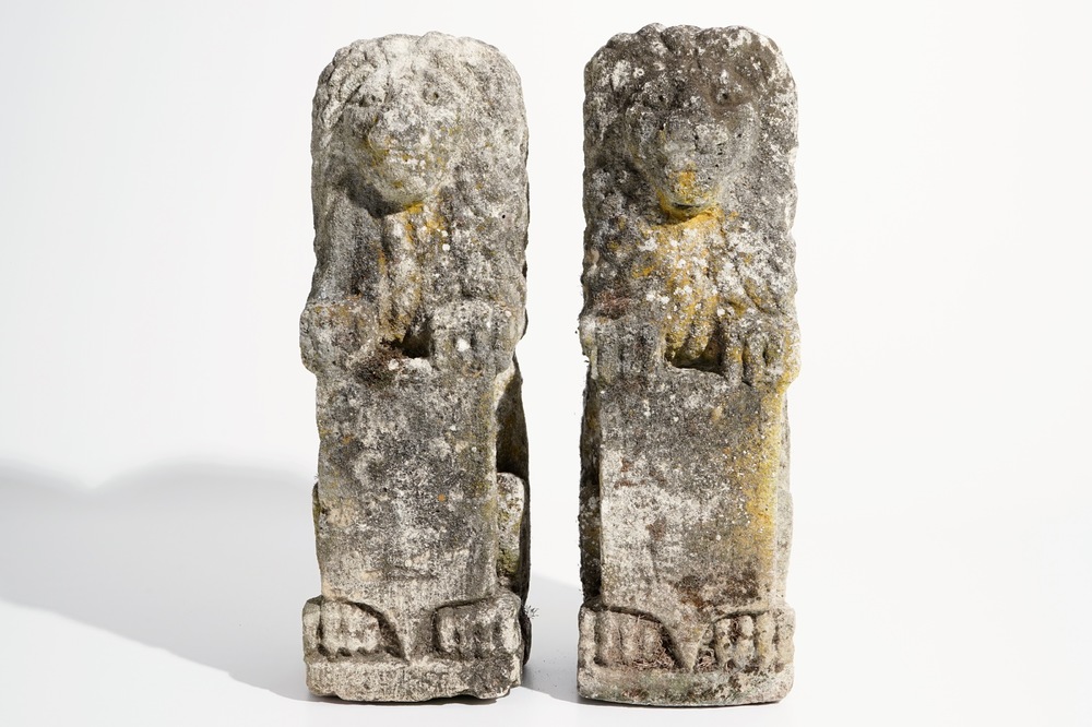 Une paire de lions en pierre sculpt&eacute;e, 17/18&egrave;me