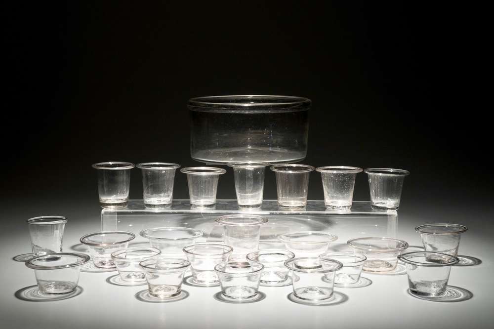 Un grand bol et 27 petits bols en verre souffl&eacute;, Angleterre ou France, 19&egrave;me