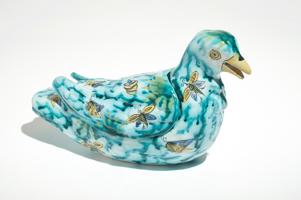 Une terrine en forme de pigeon en fa&iuml;ence polychrome de Bruxelles, 18&egrave;me