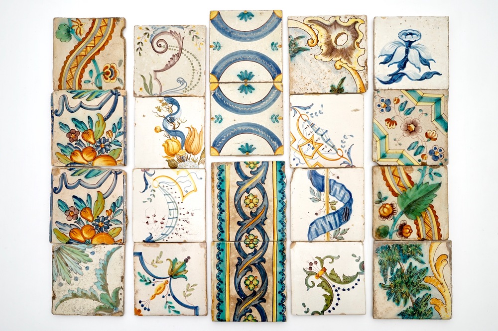 Een grote collectie Spaanse groot-formaat tegels, 18/19e eeuw