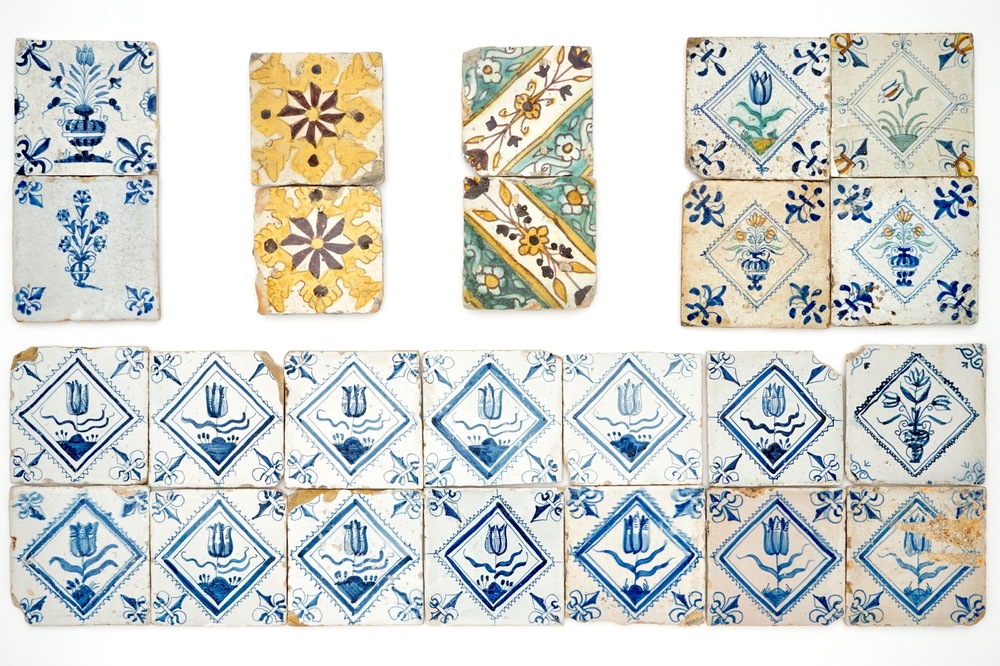 24 blauwwitte en polychrome tegels met bloemen, Nederland en Spanje, 17e eeuw