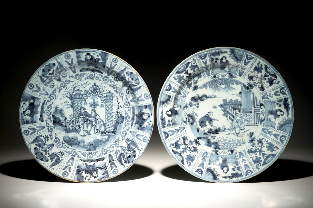 Deux plats en fa&iuml;ence de Delft bleu et blanc aux d&eacute;cors chinoiserie de personnages, 2&egrave;me moiti&eacute; du 17&egrave;me