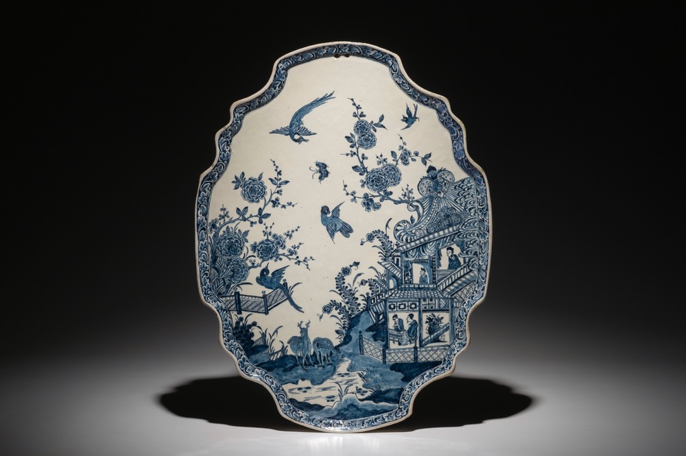 Een grote blauwwitte Delftse plaquette met chinoiserie decor, 18e eeuw