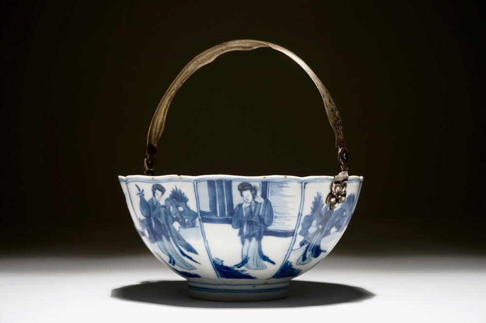 Un bol en porcelaine de Chine bleu et blanc mont&eacute; en argent aux &quot;dames longues&quot;, Kangxi