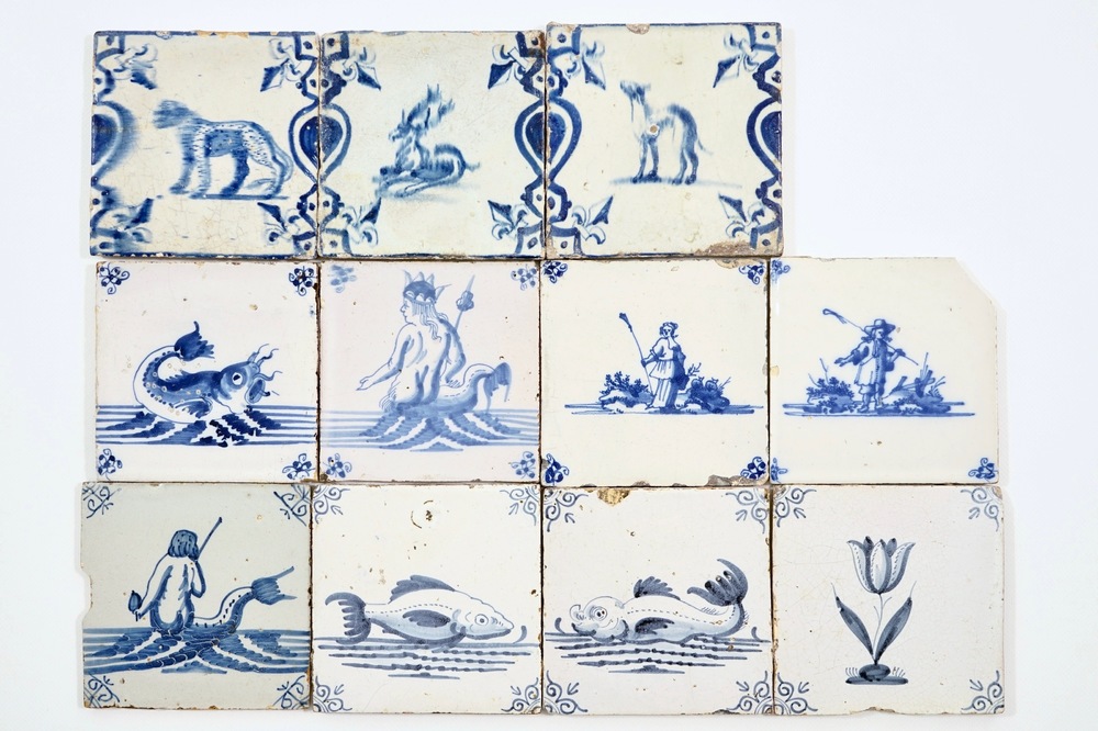 Elf diverse blauwwitte Delftse tegels met zeemonsters en dieren, 17/18e eeuw