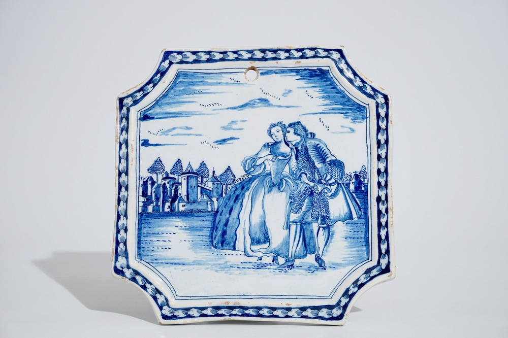 Une plaque carr&eacute;e en fa&iuml;ence de Delft &agrave; d&eacute;cor Watteau, milieu du 18&egrave;me