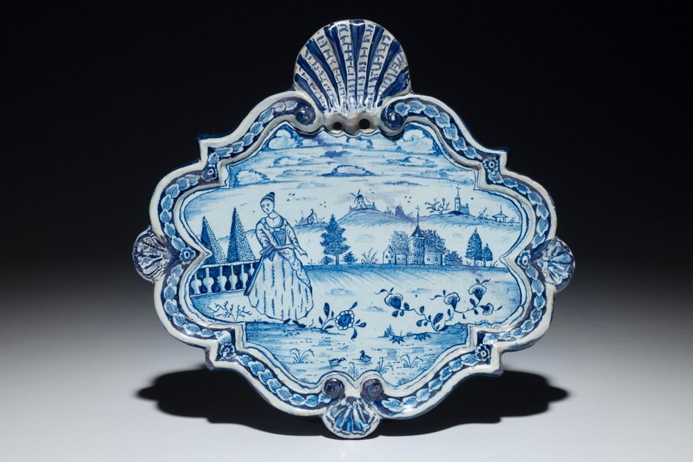 Une plaque en fa&iuml;ence de Delft bleu et blanc &agrave; d&eacute;cor d'une femme dans un paysage, 18&egrave;me