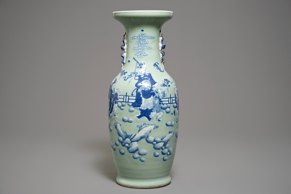 Un vase en porcelaine de Chine &agrave; d&eacute;cor en bleu et blanc sur fond c&eacute;ladon, 19&egrave;me