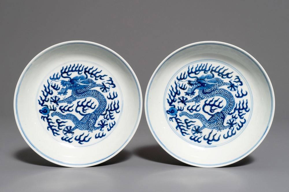 Een paar Chinese blauwwitte drakenborden, Guangxu merk en periode