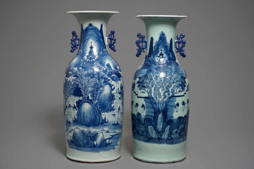 Deux vases en porcelaine de Chine bleu et blanc sur fond c&eacute;ladon, 19/20&egrave;me