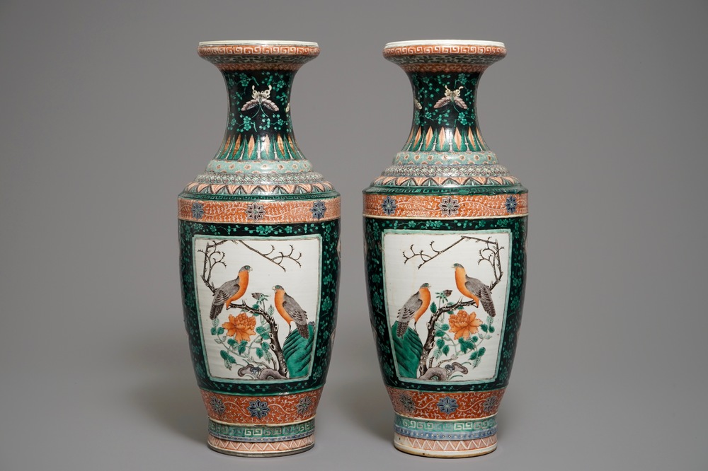 Une paire de vases en porcelaine de Chine verte-noire aux oiseaux, 19&egrave;me