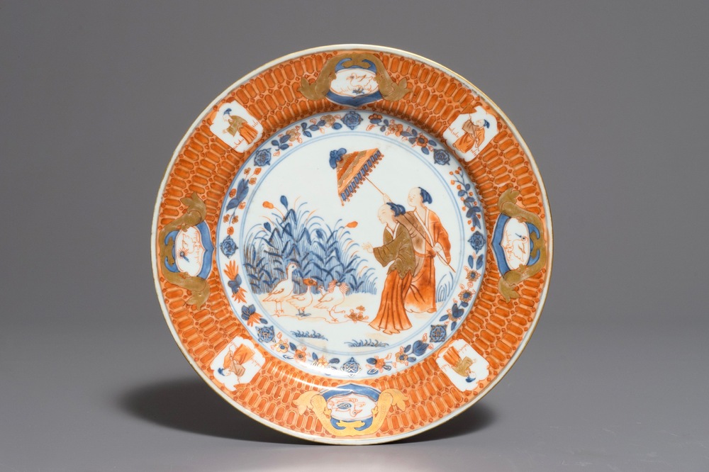 Une assiette en porcelaine de Chine de style Imari &agrave; d&eacute;cor &quot;Dames au Parasol&quot;, Qianlong, ca. 1736-1738