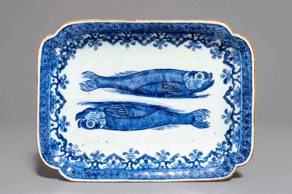 Un plat aux harengs en porcelaine de Chine bleu et blanc pour le march&eacute; hollandais, Qianlong