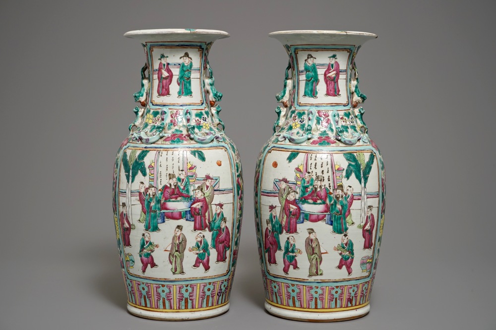 Une paire de vases en porcelaine de Chine famille rose &agrave; d&eacute;cor de figures, 19&egrave;me