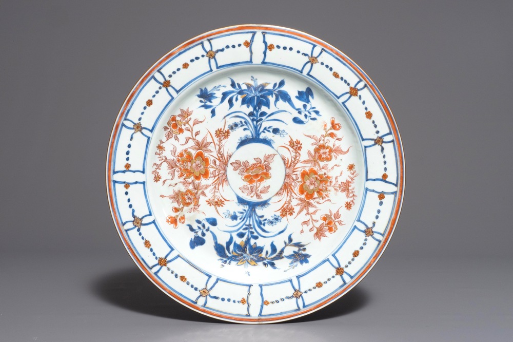 Un grand plat en porcelaine de Chine de style Imari &agrave; d&eacute;cor floral, Kangxi