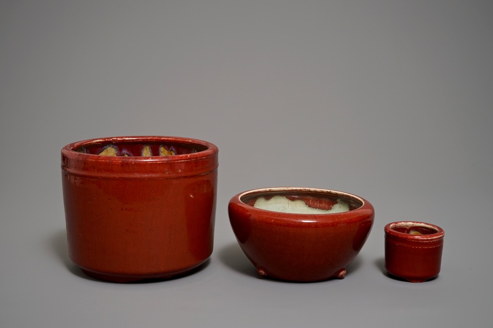 Deux pots &agrave; pinceaux et un br&ucirc;le-parfum en porcelaine de Chine sang de boeuf, 19/20&egrave;me