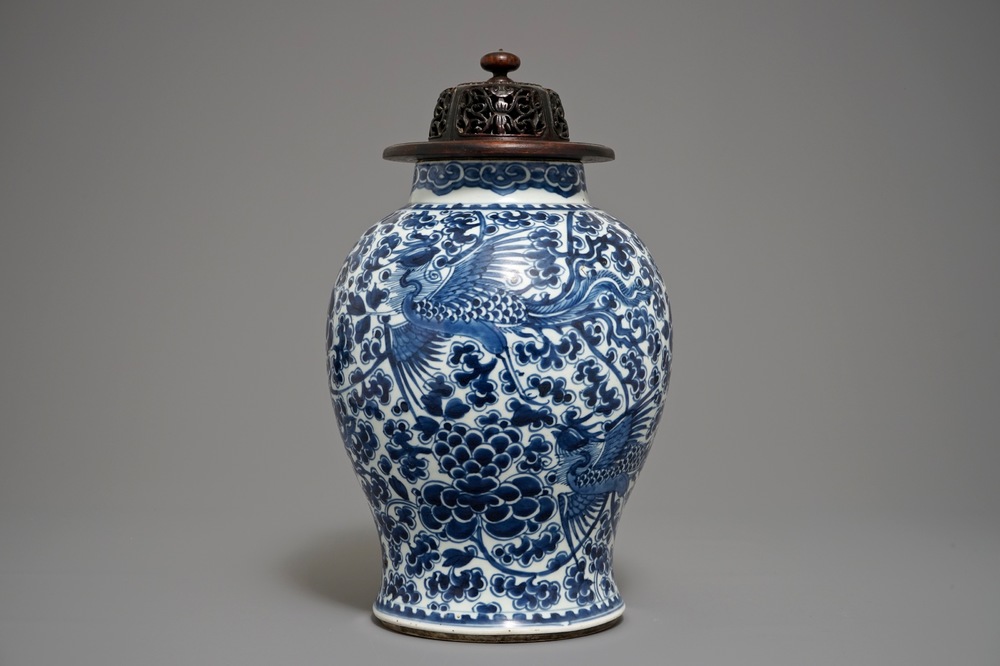 Een Chinese blauwwitte vaas met feniksen, Kangxi