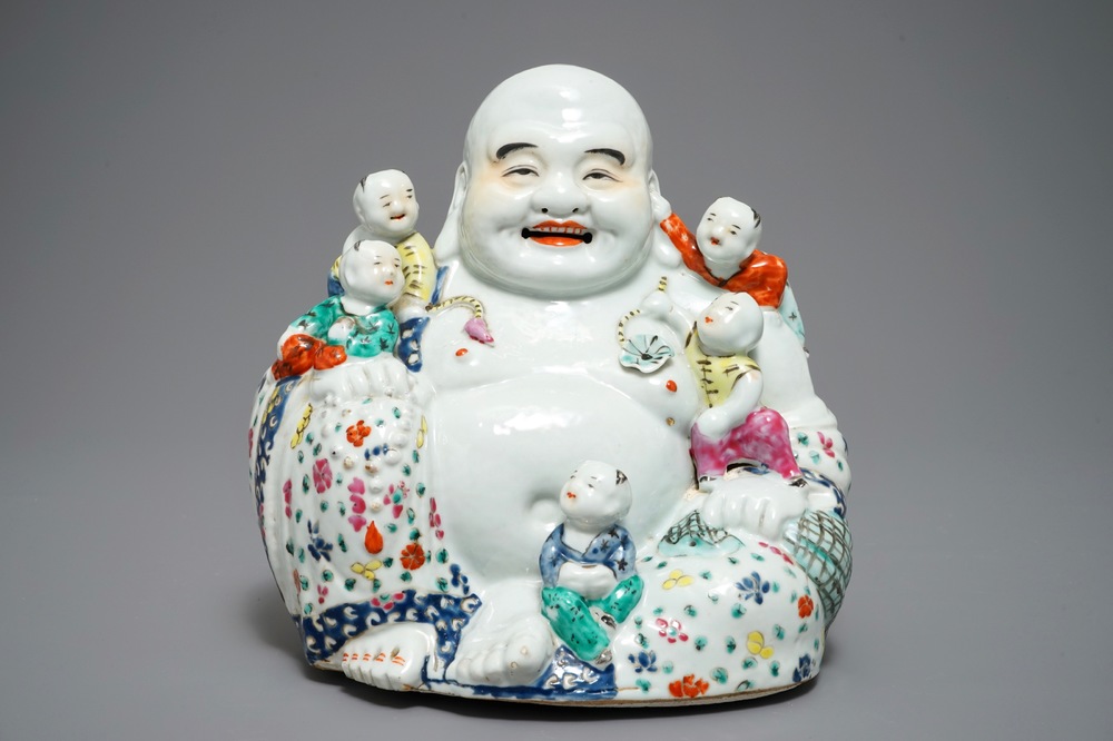 Een grote Chinese famille rose figuur van Boeddha, 19/20e eeuw