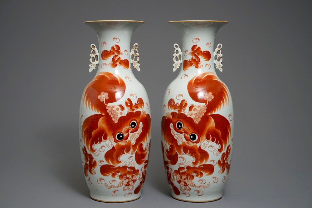 Een paar grote Chinese vazen met ijzerrood decor van Boeddhistische leeuwen, 19/20e eeuw