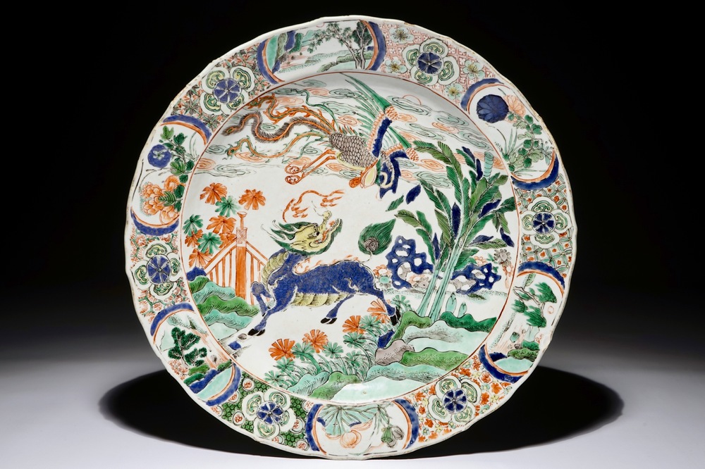 Een grote Chinese famille verte schotel met qilin en feniks decor, Kangxi