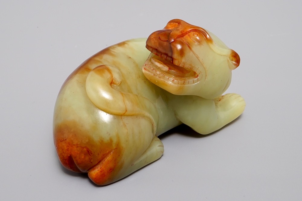 A Chinese Ming-style mottled jade carving of a tiger, 19/20th C.