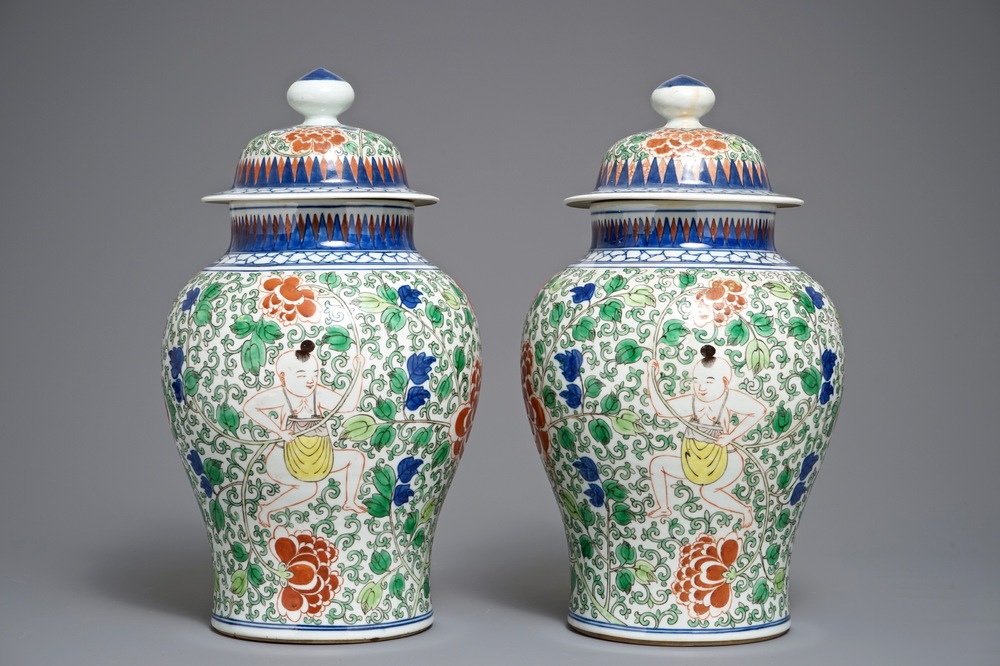 A pair of Chinese wucai vases and covers, Chenghua mark, 19/20th C.