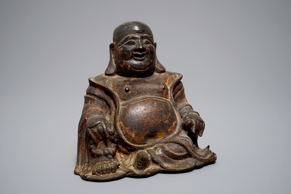 Een Chinese gelakte en vergulde bronzen Boeddha, Ming