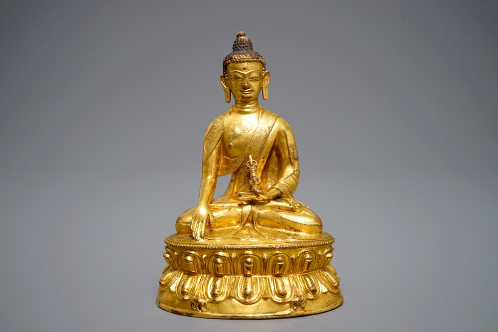 Un mod&egrave;le de Bouddha au vajra en bronze dor&eacute;, Tibet, 19&egrave;me