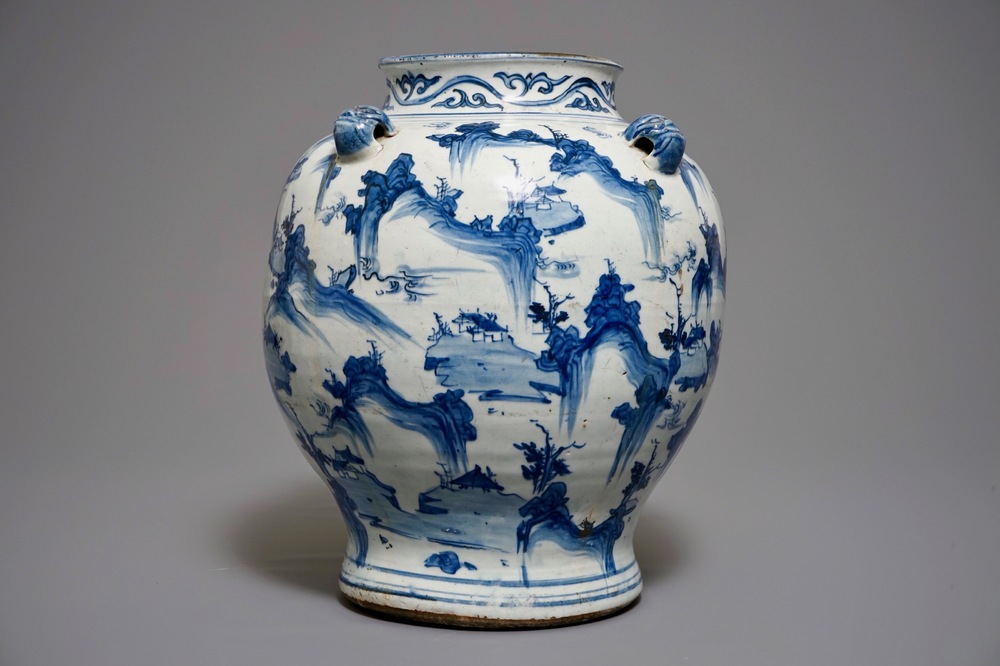 Un grand vase de forme balustre en porcelaine de Chine bleu et blanc, Ming