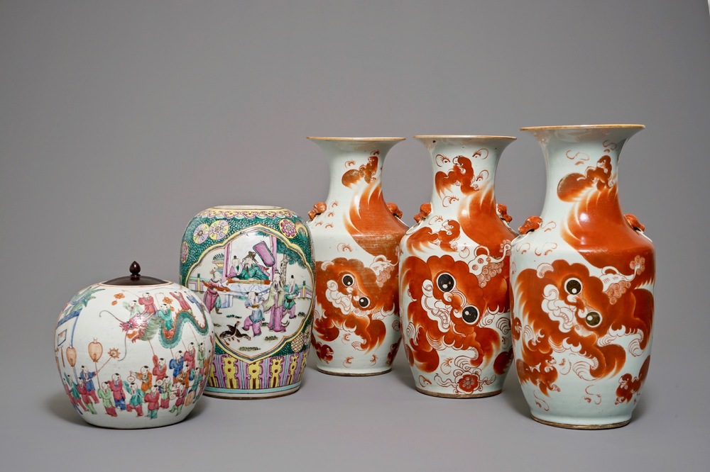 Cinq vases en porcelaine de Chine famille rose et rouge de fer, 19/20&egrave;me