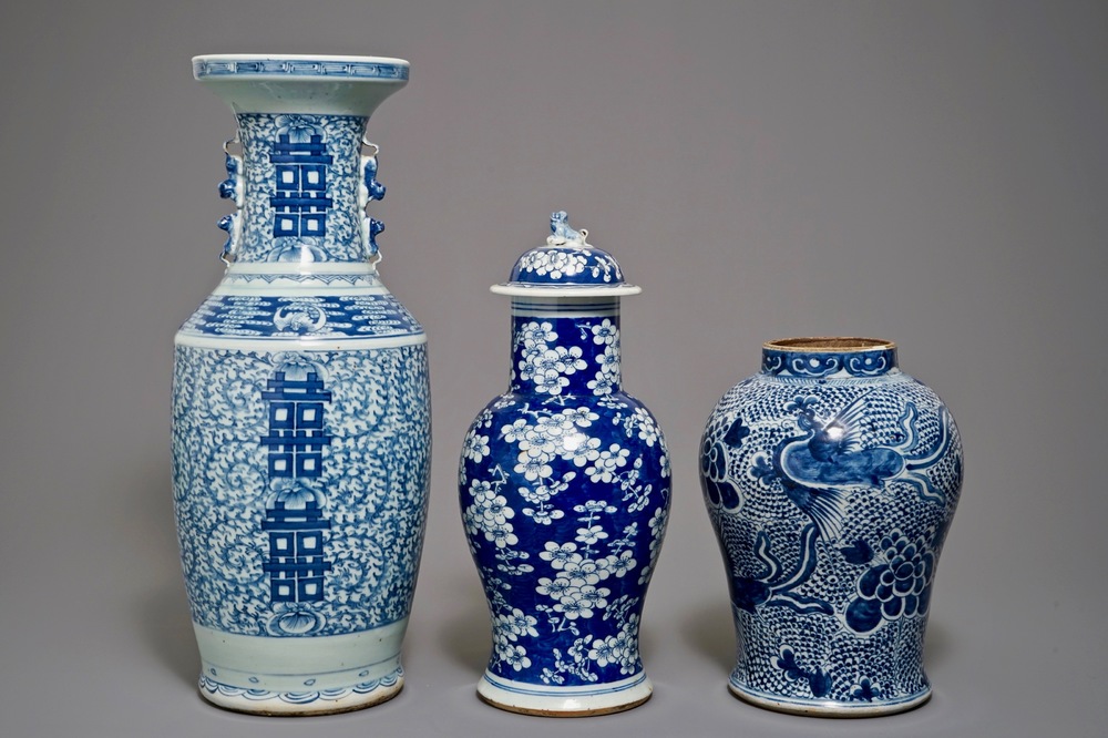 Trois vases en porcelaine de Chine bleu et blanc, 19&egrave;me