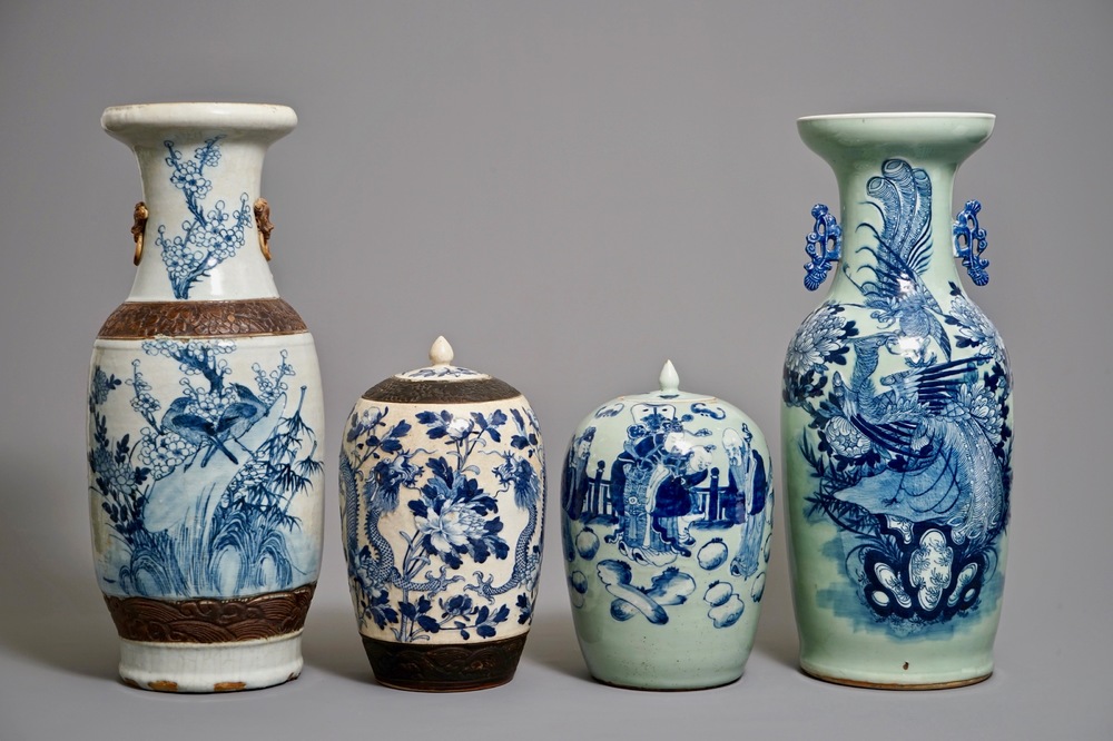 Vier Chinese blauwwitte vazen op celadon en craquel&eacute; fond, 19e eeuw
